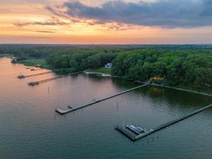Scenic, Spacious Riverside Retreat Ropeyarn