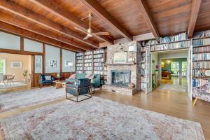 Scenic, Spacious Riverside Retreat Ropeyarn