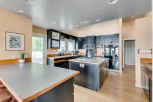 Scenic, Spacious Riverside Retreat Ropeyarn