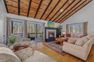 Ma-ple Haven --Wifi, Fireplace, Deck, Fire Pit, Family Friendly, Game Room, Pool Access