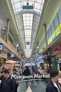 홍대 합정 마포구청역도보3분거리 단독 큰거실 3Room 퀸베드3개 최대8인가족단체