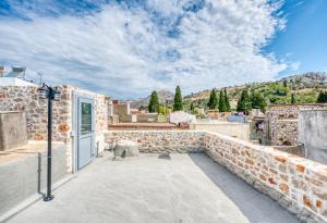 The Prinos Retreat Residence, Traditional Stone House with Rooftop Terrace, Chios