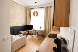 Central Breeze Flat x Self Check-in