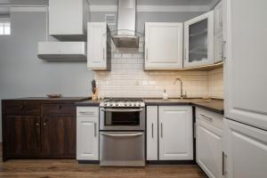 Market Square Corner Apartment Kuźnicza by Noclegi Renters