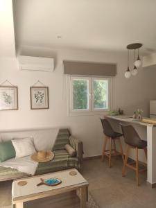 Artemis Apartments ( Yiannis House)