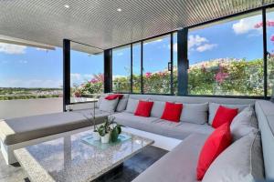 Auroa Horizon Pool Retreat