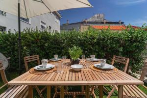 Apt with beautiful garden in the heart of the city