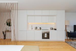 Modern apt with private balcony in the city center