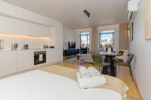 Modern apt with private balcony in the city center