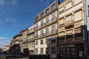 Modern apt with private balcony in the city center