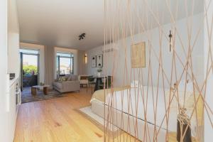 Modern apt with private balcony in the city center