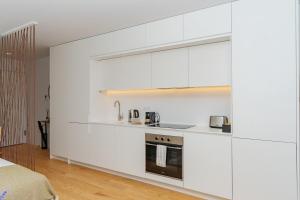 Modern apt with private balcony in the city center