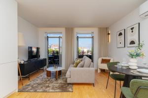 Modern apt with private balcony in the city center