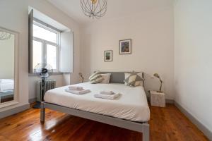 Old style fully renewed and spacious 3-bed apt