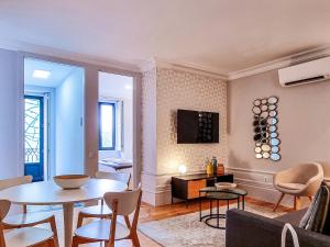 Stunning flat & building on the most artsy street
