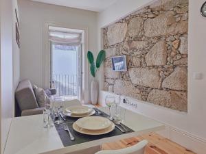 Loft w. private balcony and AC few steps to river