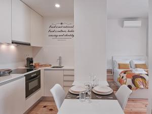 Loft w. private balcony and AC few steps to river