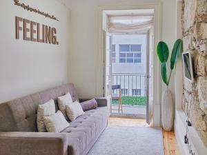 Loft w. private balcony and AC few steps to river
