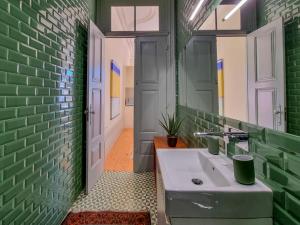 Stunning flat with private balcony in city center