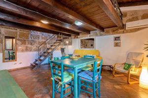 Alghero Old Town Gem - Topaz