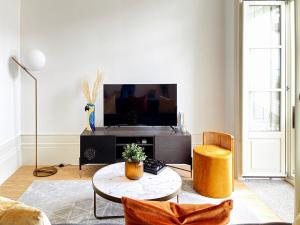 Sunny terrace apartment facing Clerigos Tower