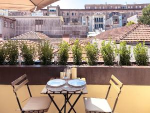 Sunny terrace apartment facing Clerigos Tower