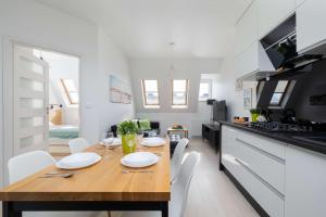 Unique and Spacious Apartment with Air Conditioning by Noclegi Renters