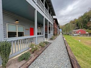 Love Shack Cozy, Affordable Cabin in Downtown Bryson City