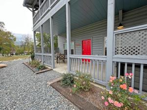 Love Shack Cozy, Affordable Cabin in Downtown Bryson City