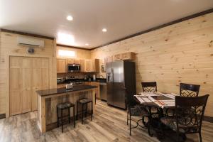 Love Shack Cozy, Affordable Cabin in Downtown Bryson City