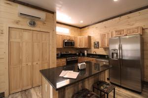 Love Shack Cozy, Affordable Cabin in Downtown Bryson City