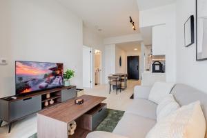 Escarpment Views - Luxury 1BR Condo - Resort-Style Amenities in North Burlington