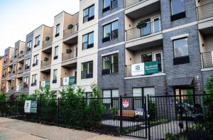 Bright and cozy 1BR inside Fairmount Square