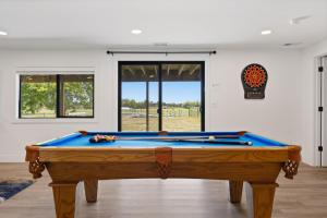 Lakefront Retreat at Boyd Sleeps 18 with Hot Tub