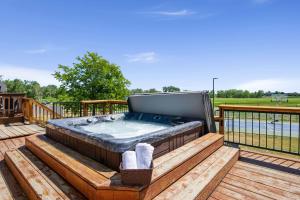 Lakefront Retreat at Boyd Sleeps 18 with Hot Tub