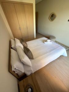 2-Bedroom Luxury Apartment with Pool and Golf Course View
