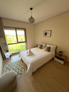 2-Bedroom Luxury Apartment with Pool and Golf Course View