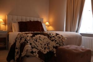 Stylish 3-Bed Glasgow Retreat, Private Hot Tub & Parking
