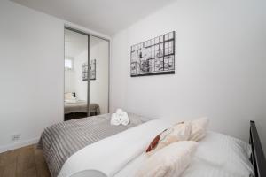 Park Mirowski Central Apartment by BookingHost