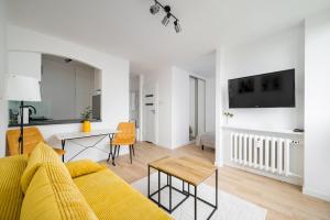Park Mirowski Central Apartment by BookingHost