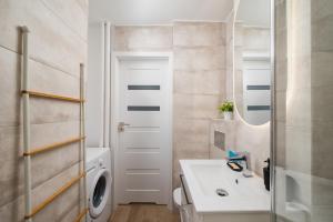 Park Mirowski Central Apartment by BookingHost