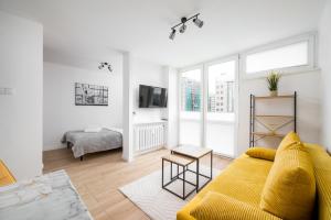 Park Mirowski Central Apartment by BookingHost