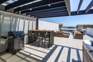 Beach Getaway South - Ocean View Sky Lounge, Hot Tub, Game Room