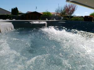 Lecrin dAubiat proche Vichy Piscine et Jacuzzi