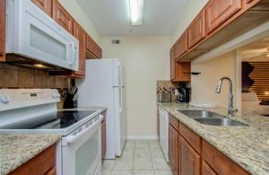 3 Bedrooms Spacious Central Condo w Pool