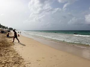STEPS TO THE BEACH 2 Stunning condo 4 min walk to Bibijagua Beach and Catamarans