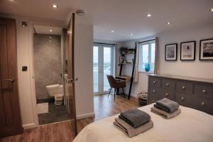 Modern 2BR Beach View Home - Sleeps 4