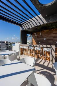 Stunning New Studio with Rooftop Pool