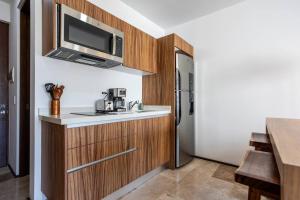Stunning New Studio with Rooftop Pool