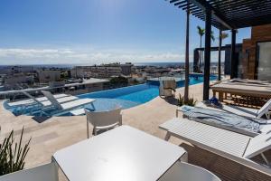 Stunning New Studio with Rooftop Pool